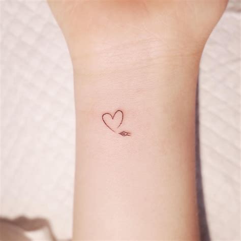 mujer mini tatuajes|160 ideas de tatuajes pequeños originales para mujer。